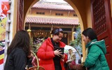 Người dân Hà Nội đến chùa cầu may mắn sáng mùng 1 Tết